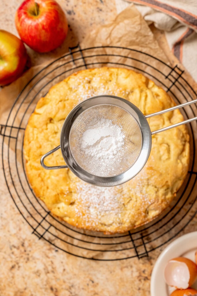 Dusting the cake with powdered sugar. 